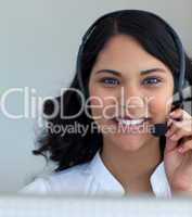 Geschäftsfrau spricht am Telefon mit Headset
