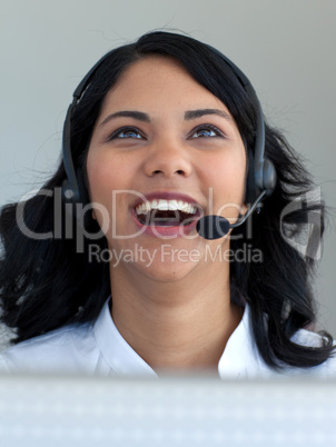 Lächelnde Geschäftsfrau am Telefon