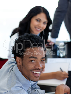 Lächelnder Afro-Amerikanischer Mann in einer Besprechung