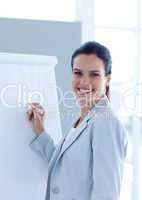 Lächelnde Geschäftsfrau am Flip Chart