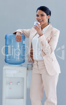 Geschäftsfrau am Wasserspender