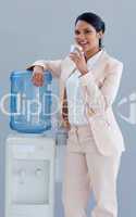 Geschäftsfrau am Wasserspender