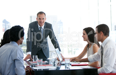 Geschäftsleute besprechen ein neues Projekt während eines Meetings