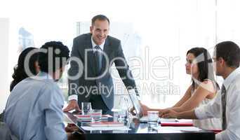 Geschäftsleute besprechen ein neues Projekt während eines Meetings