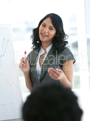 Geschäftsfrau berichtet in einem Meeting