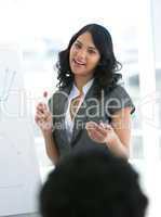 Geschäftsfrau berichtet in einem Meeting