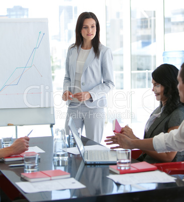 Geschäftsfrau spricht mit ihren Kollegen während einer Präsentation