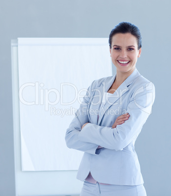 Lächelnde Geschäftsfrau in einer Präsenatation
