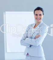 Lächelnde Geschäftsfrau in einer Präsenatation