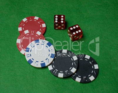 Pokerchip und Würfel