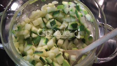 Zubereitung einer Zucchinicremesuppe
