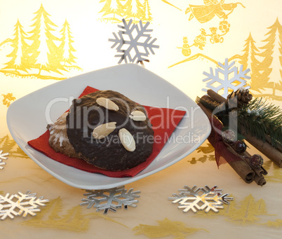 Teller mit Schokoladenlebkuchen und braunem Lebkuchen