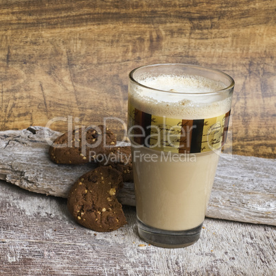 Milchkaffee und Kekse