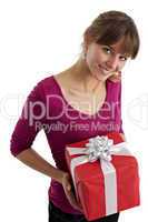 hübsche junge Frau hält ein Geschenk isoliert auf Weiß
