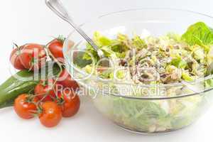 Salat mit Tomaten,  gerösteten Kernen und Mozzarella