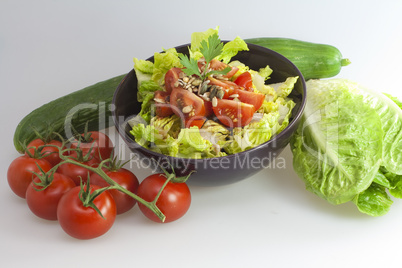 Salat mit Tomaten und gerösteten Kernen