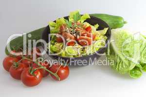 Salat mit Tomaten und gerösteten Kernen