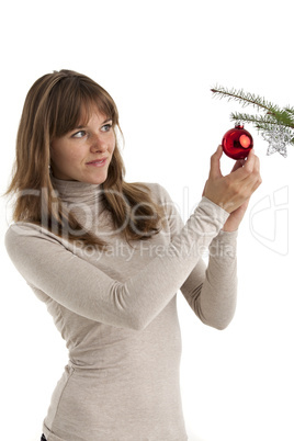 hübsche junge Frau schmückt einen Weihnachtsbaum