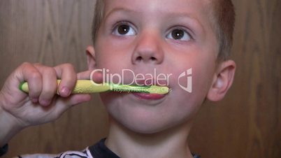 Kind bei der Zahnpflege