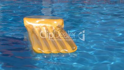 Air bed floating on a swimming pool