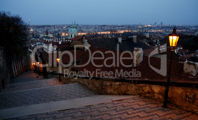 Prag: Blick über die abendliche Stadt von der Treppe zur Prager Burg