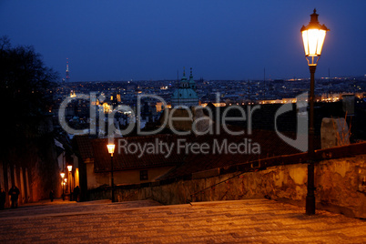 Prag: Blick über die abendliche Stadt von der Treppe zur Prager Burg (2)