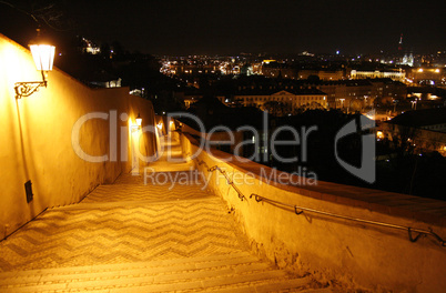 Prag: Blick über die nächtliche Stadt von der Treppe zur Prager Burg (3)