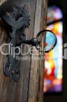 Schlüssel steckt im alten Schloss einer  geöffneten Kirchentür