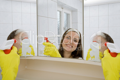 Hausfrau beim Bad putzen
