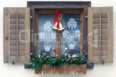 Hausfenster mit Weihnachtsdekoration