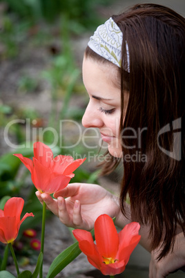 schöne Frau im Garten mit Blumen