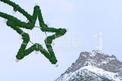 Weihnachtsbeleuchtung vor Bergkulisse