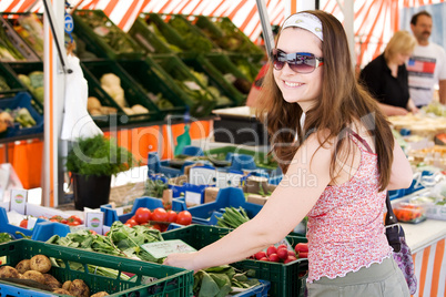 Frau kauft frisches Obst und Gemüse auf dem Markt