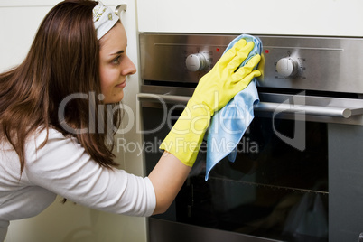 Hausfrau bei der Hausarbeit in der Küche