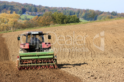 Traktor bei der Herbstsaat