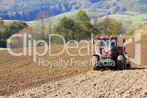 Traktor bei der Herbstsaat