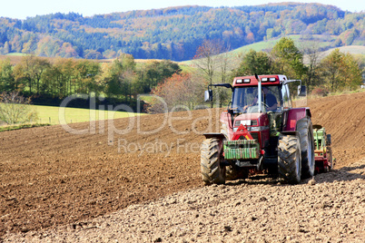 Traktor bei der Herbstsaat