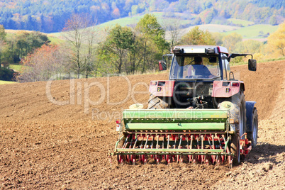 Traktor bei der Herbstsaat