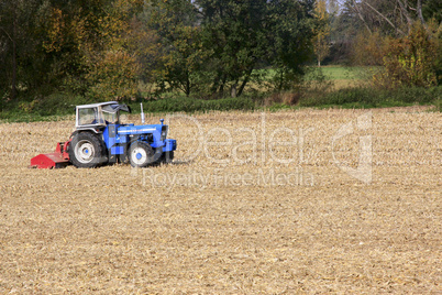 Traktor bei der Feldarbeit