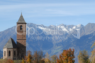 Berge und Kapelle