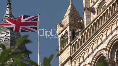 London: Britische Fahne (Union Jack) weht am Natural History Museum