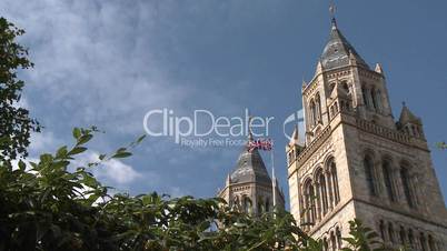 London: Natural History Museum mit britischer Fahne ("Union Jack") (Halbtotale)