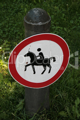 Verbotsschild für Reiter