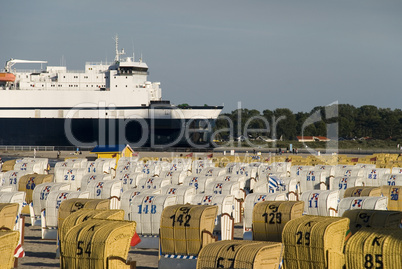 Strandkörbe mit Schiff