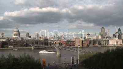 London: Millennium Bridge und St Paul's Cathedral (Supertotale)