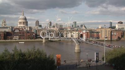 London: Millennium Bridge und St Paul's Cathedral (Totale)