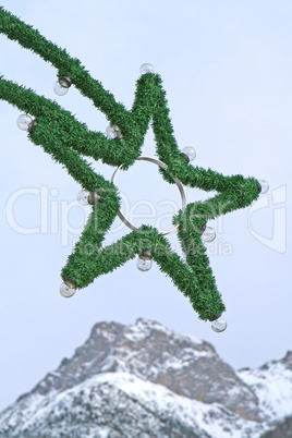 Weihnachtsbeleuchtung vor Bergkulisse