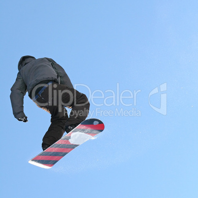 Snowboardfahrer hoch in der Luft