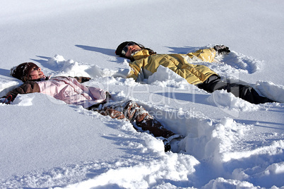 Mutter und Tochter im Schnee liegend