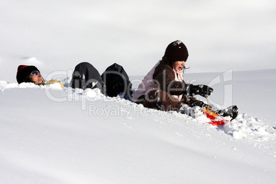 Mutter und Tochter im Schnee